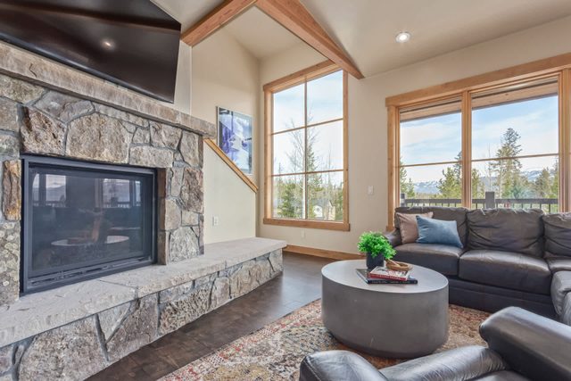 Incredible 4BR Tranquil Setting & Space to Spare!
