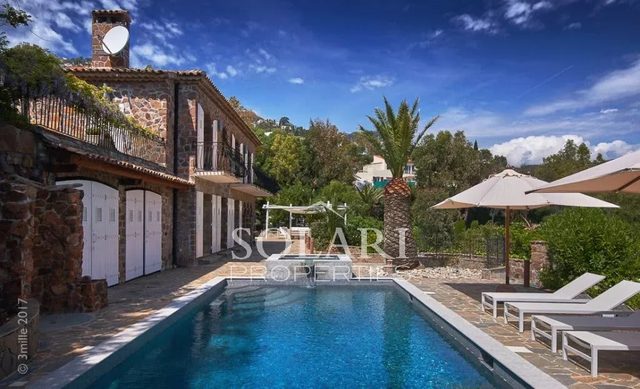 Waterfront villa with private beach and pool near Cannes — Saint-Raphaël, Provence-Alpes-Côte d'Azur