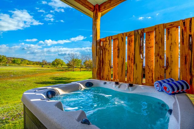 Bluebonnet Cottage, Hot tub, Fire pit, Sleeps 4!