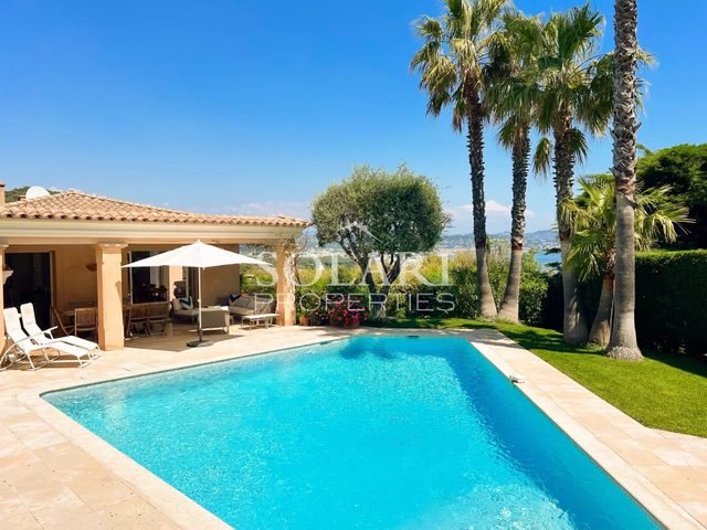 Villa with pool within walking distance to village