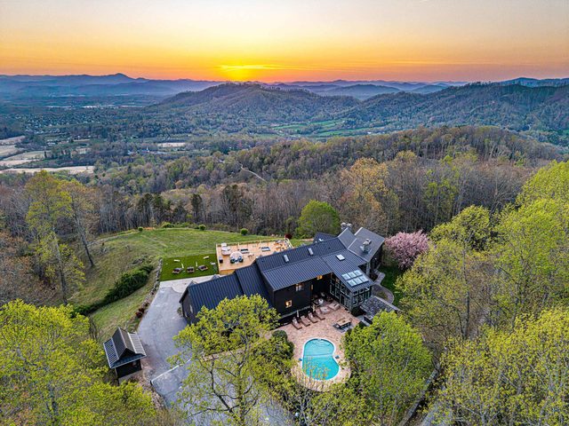 14k sq ft Mountaintop Estate - Private Golf Course — Fletcher, NC