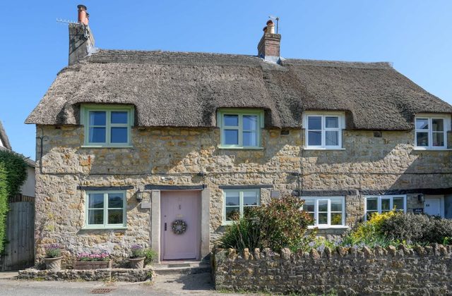 18th Century Thatched Cottage, Parking & Garden — Dorset, England
