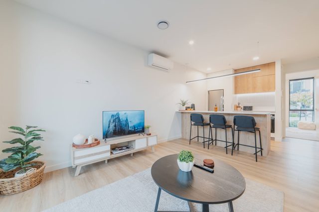 Modern 1BR with Laundry | Walk to CBD & Riverside
