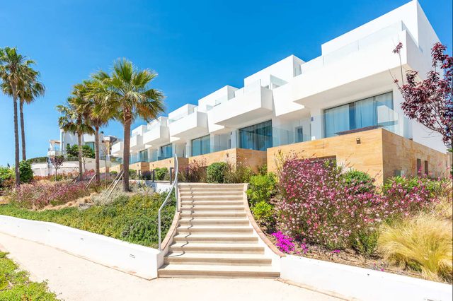 Palm Beach, 3 bdr terraced house with Jacuzzi