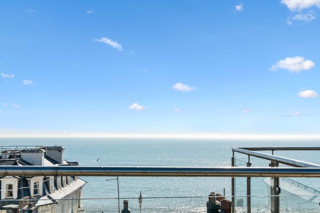 Penthouse Retreat | Rooftop Terrace & Sea Views — Brighton, England