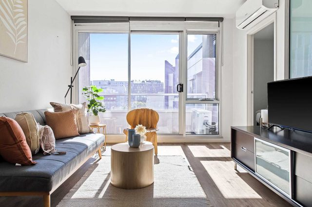Stylish 2BR Apt Steps from Vic Market with Parking