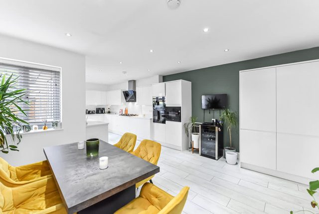 Entire Modern House in East London – Great Transport Links