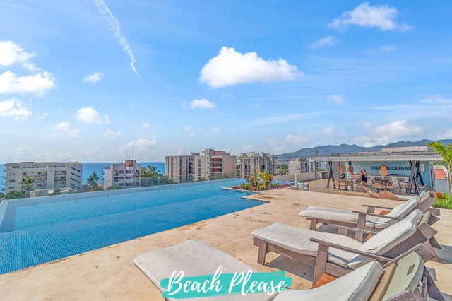 2BR, Rooftop Pool w/ Views, & Parking: Vista 101