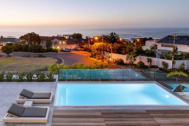 Luxury Villa, Sea Views, Pool, Camps Bay - Jo Leo