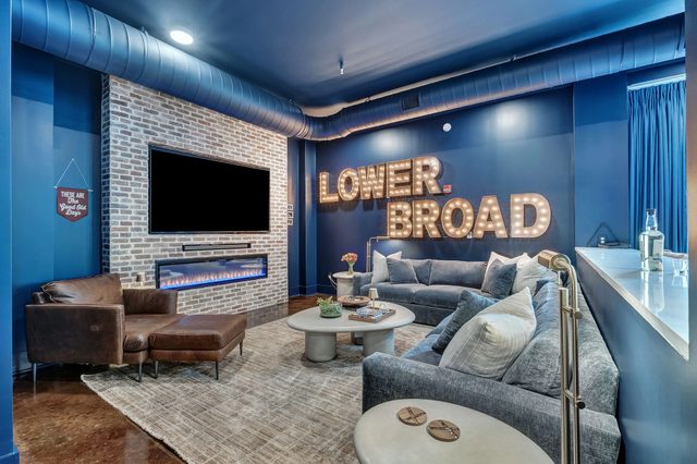 Lower Broadway Suite 4BR/2700 sq ft Walkable to Broadway