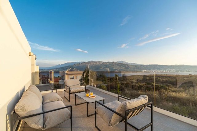 Jarko Luxury Houses | Maisonette with shared pool