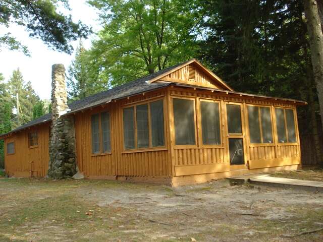 CENTRAL LAKE CABANAS #2