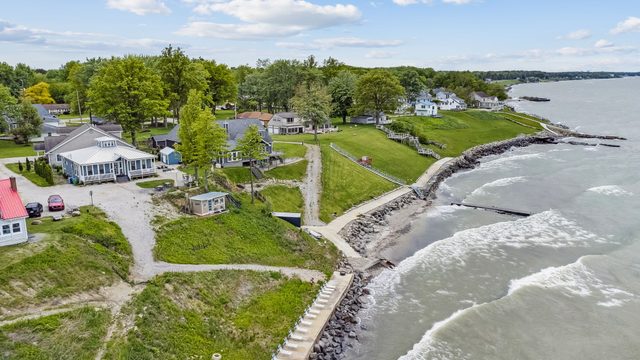 Lakefront Beach House - Sauna & Steam Pod Retreat — Ashtabula, OH
