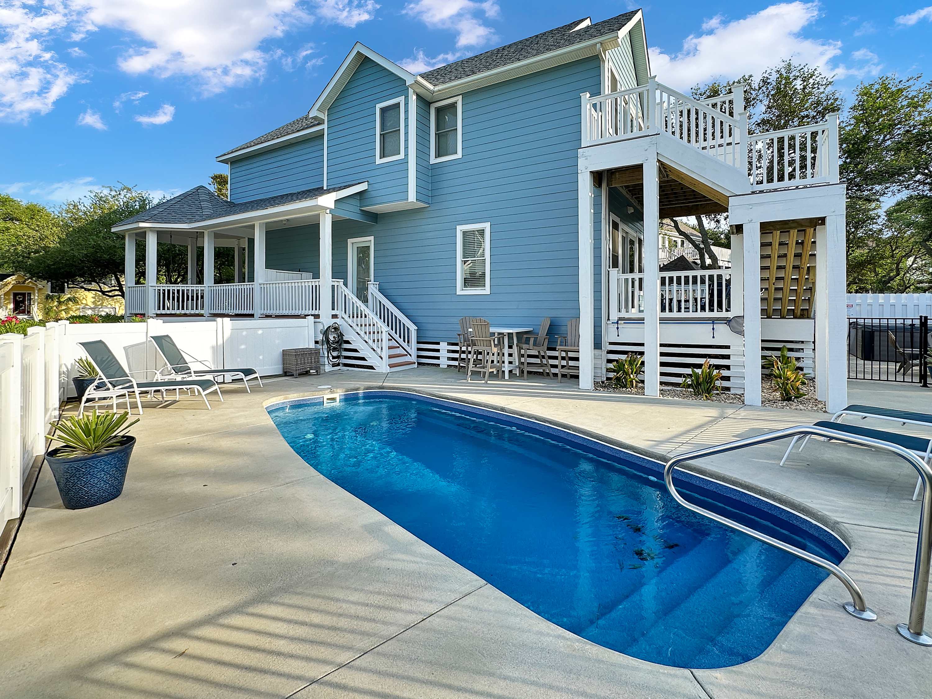 Renovated Cottage w/ Heated Pool, Spa & Amenities!