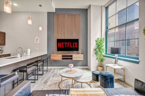 Luxe Flat w/ Heated Pool & Sauna • Gym•Heart of DT — Cleveland, OH