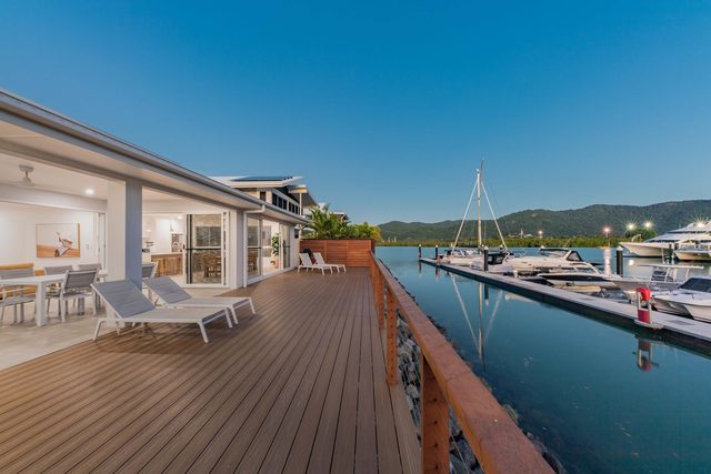 Cove 18 Luxury Whitsunday Waterfront Beach House