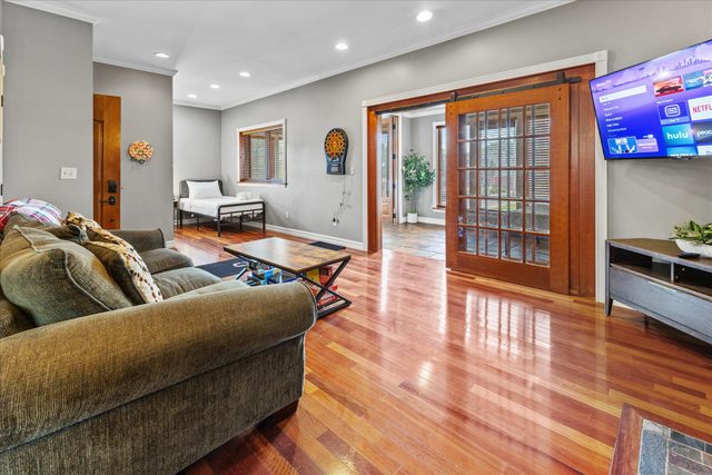 Spacious Downtown Apartment with Free Parking!