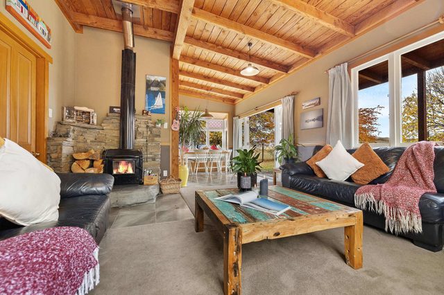 Arrowtown Scenic Cottage | Opposite Millbrook | Spa Hire | Fireplace | Parking