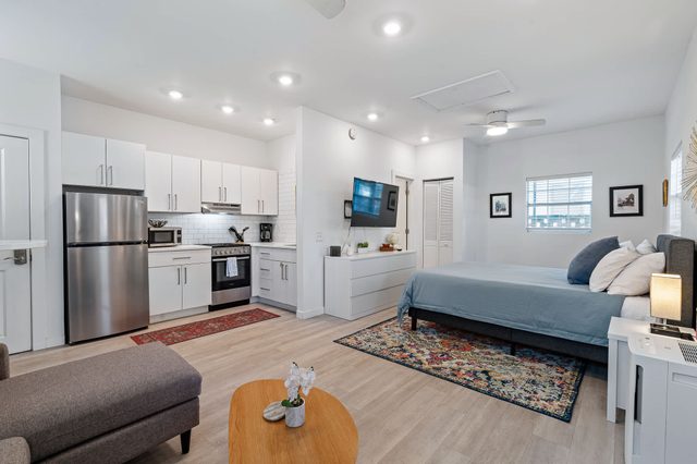 Courtyard Cottage- 15 Min Walk to Downtown!