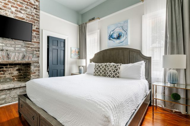 Steps to Bars & Restaurants|Sleeps 6|Downtown