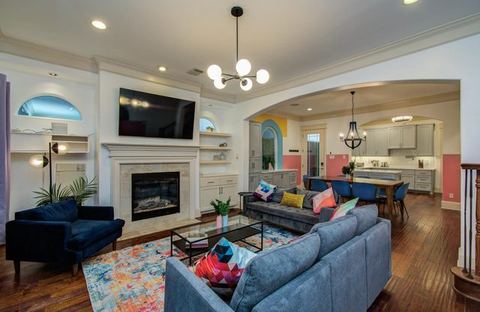 Houston Centrally Located w/ Backyard Pool Retreat