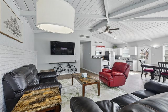 Charming 3-Bed/2-Bath Hidden Gem w Yard (Sleeps 6)