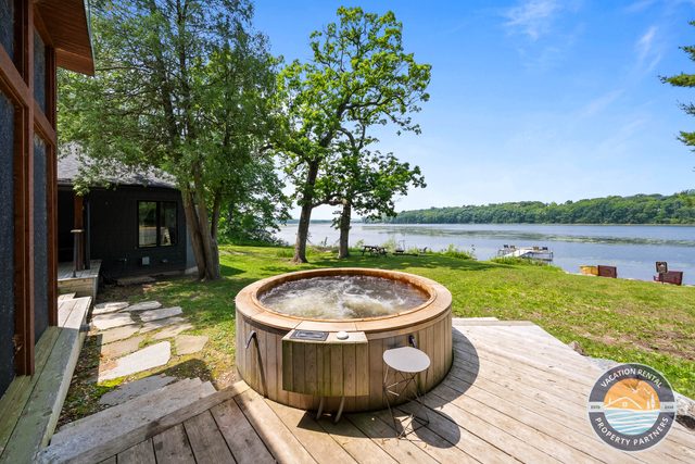 Lakefront 4-Bedroom Retreat with Hot Tub — Elkhorn, WI