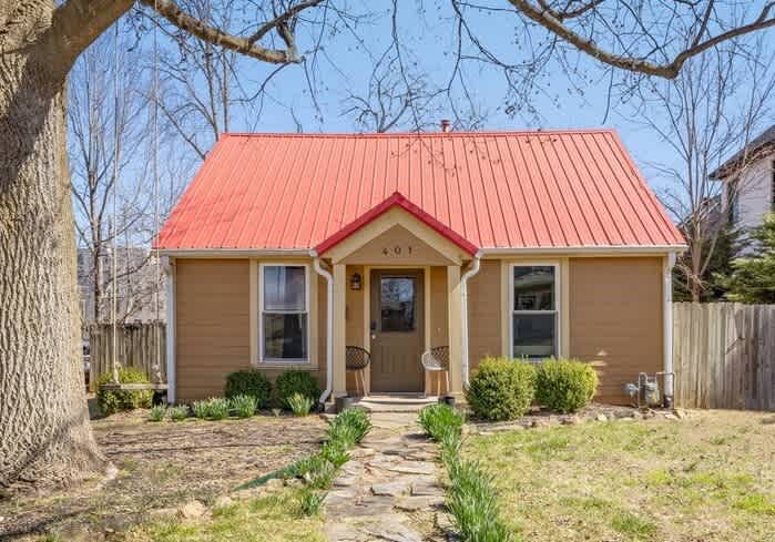 Little Red Roof-1/2 mi to Downtown-Along Bike Trail