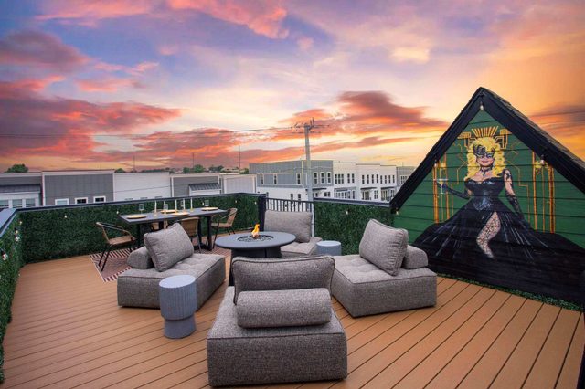 Speakeasy Glamour: Rooftop, Hot Tub + Dolly Mural — Nashville, TN