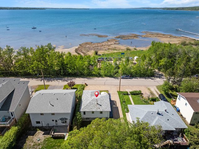 Kinepik Cottage Sunroom with Beach Access — Jarvis Bay, Alberta