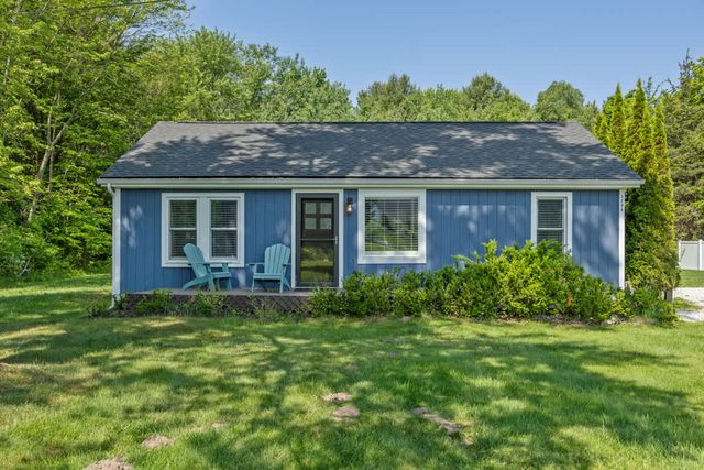 Bluestar Cottage - Hot Tub, Pergola, and Fire pit!