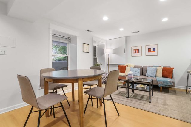 Sojourn Cap. Hill Bliss w/ Sunroom & Front Patio