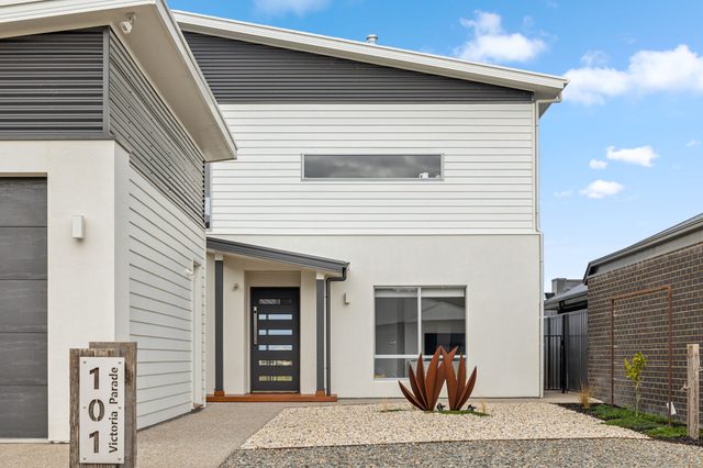 Lagoon Views - Waterfront Retreat with Private Jetty, Fire Pit & Family Fun