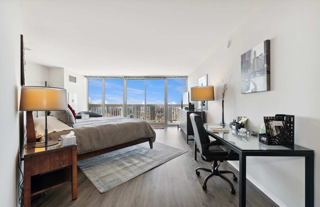 50th Floor Mag Mile Views, Balcony, Pool, Gym — Chicago, IL