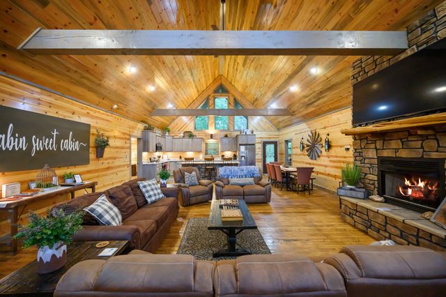 Heartland Retreat-Tree-lined /Hot Tub/Game Room — Broken Bow, OK