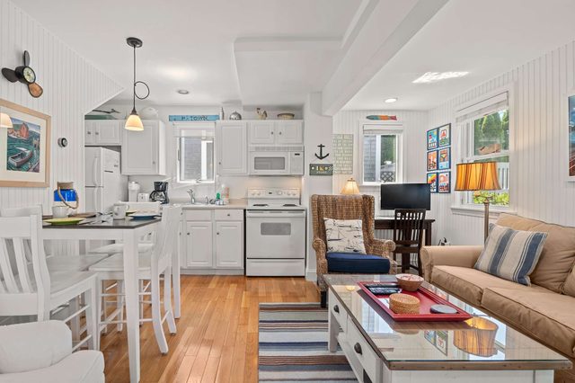 Private Deck, Parking, Walk to Town!