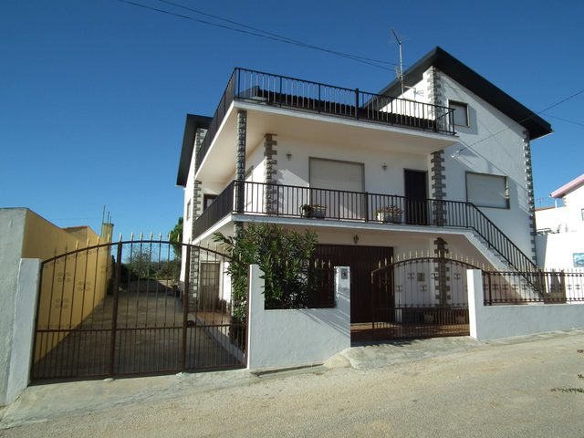 Casa Vasco - Cosy Patio — Praia da Areia Branca, Lisbon
