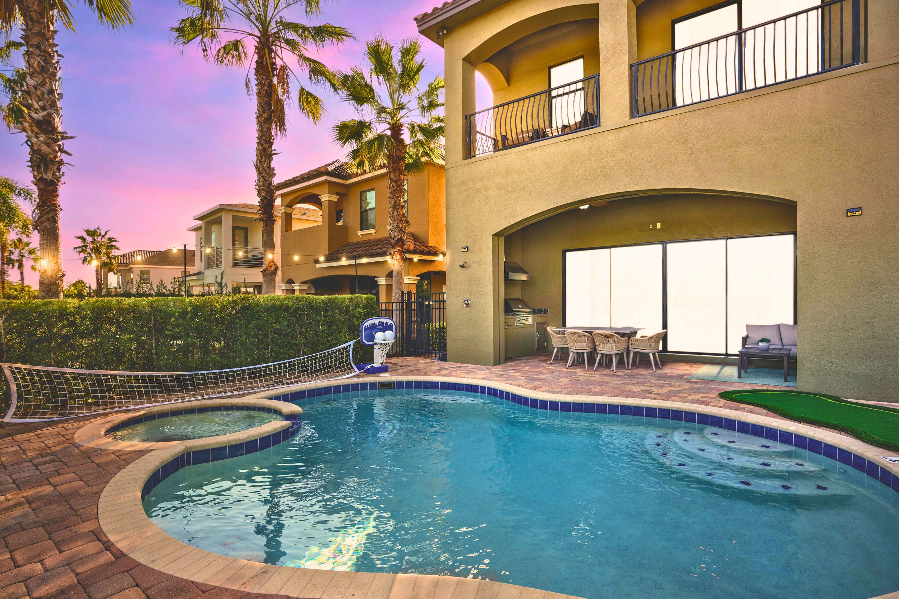 Luxury Resort Family Home, Professionally Furnished, Ultra Comfortable beds, Epic Mario Game Room, Themed Bedrooms, Heated Pool and Spa, Outdoor Grill, Golf Course View