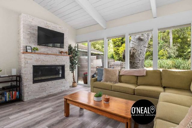 3 Bedroom Home - Walking distance to beach!