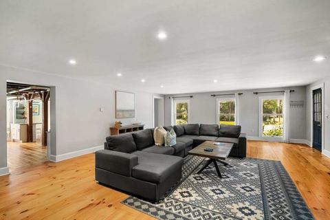 Steps to Dining, Less than 1 mile to Bayside Beaches!