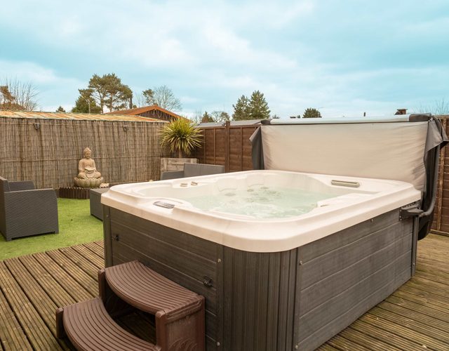 York Retreat: Private Hot Tub, Pet-Friendly Lodge — York, England