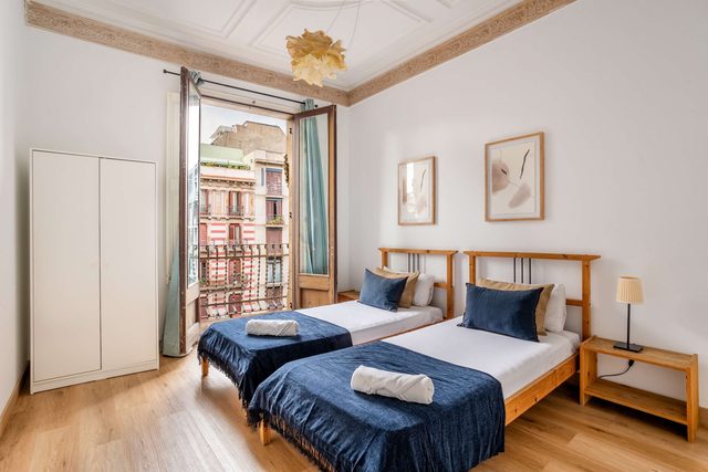 Paseo St Joan sunny and huge 4BD