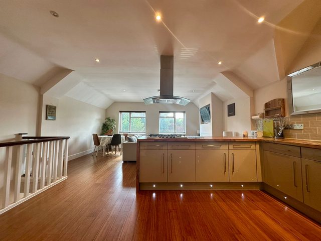 Stylish 2 Bed Apartment, sleeps 4