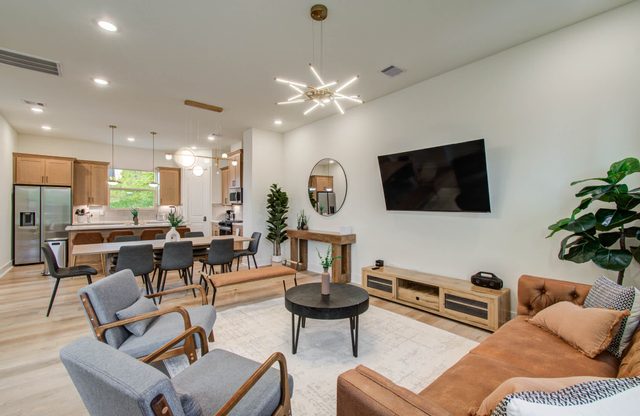Chic & Central 3BD Townhouse, Mins to DT & Midtown