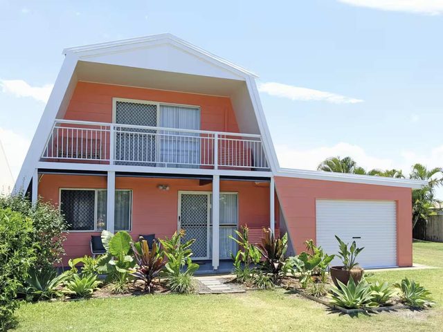 Beach Bungalow | Walk to Bargara Beach | Pet-Friendly + Fast Wi-Fi — Bargara, Queensland