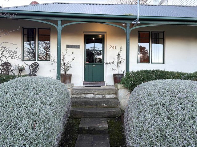 Historic 3-Bed 'Bostane Cottage' 5 minutes to City. — West Hobart, Tasmania