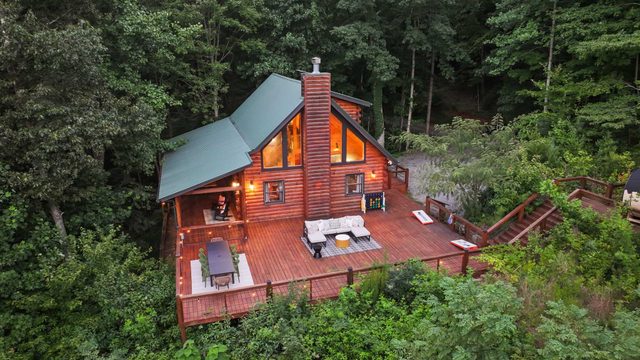 Sleeps 11 - Sauna - Hot Tub - Game Room - Fire Pit