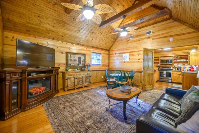 Sunset Ridge – Cozy Cabin with private pond