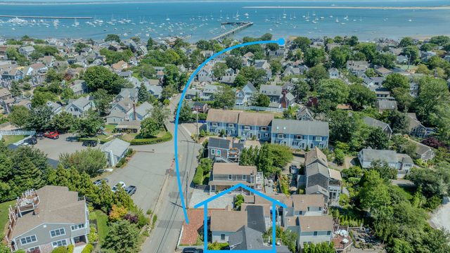 Stylish, Walk to Town and Beach!