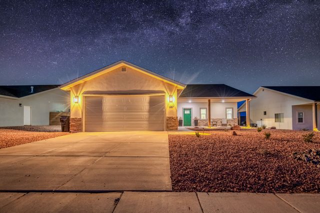 Desert Retreat w/ Hot Tub Near Zion Park Views